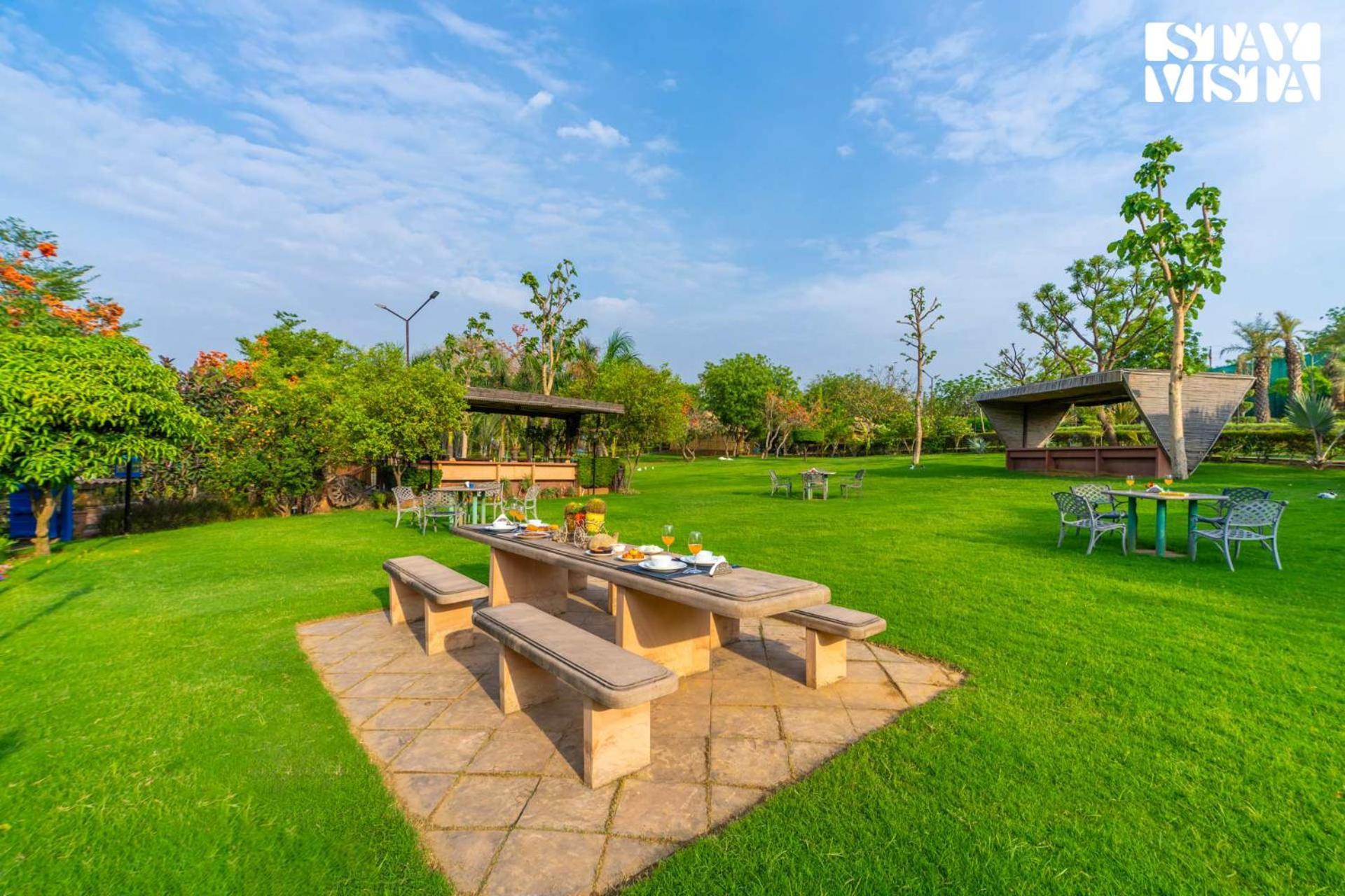Stayvista At Maple Farms With Pool, Bbq & Bonfire Sohna Dış mekan fotoğraf